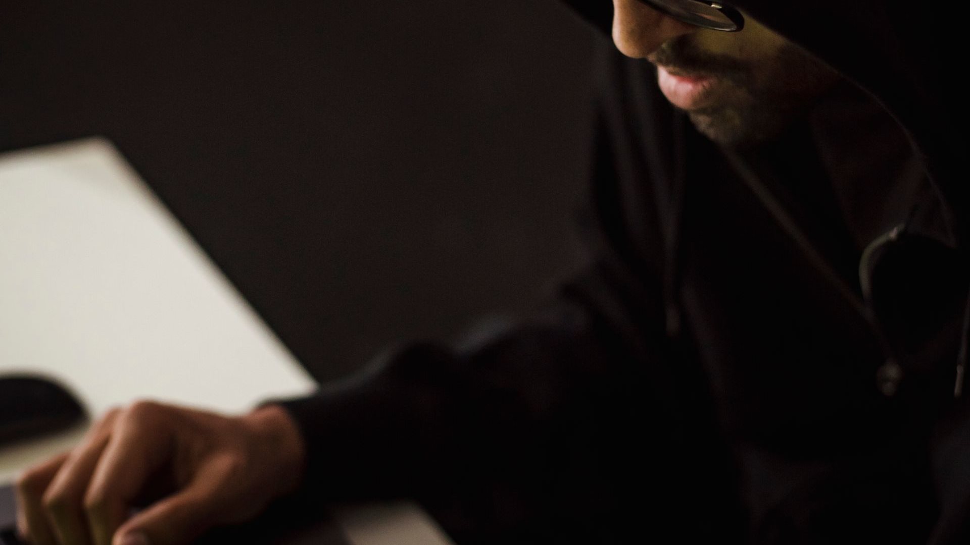 Agentjacking — هکر در حال نوشتن گزارش خطای جعلی برای فریب دستیار هوش مصنوعی